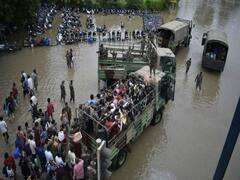 વડોદરાના સમા વિસ્તારમાં આવેલા આર્મી કેમ્પમાં ભરાયેલા છે કમર સુધીના પાણી, જુઓ વીડિયો