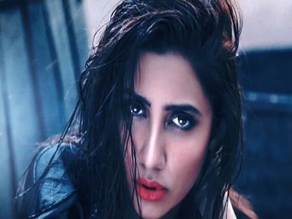 आर्टिकल 370 हटने से तिलमिलाई माहिरा खान ने दिया घटिया बयान । Bollywood Blockbuster 10.09.2019