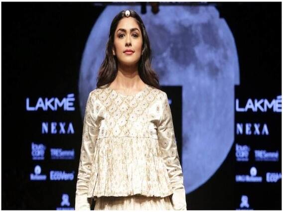 Lakme Fashion Week: बाटला हाउस की सक्सेस के बाद खास ड्रेस में रैंप पर उतरीं म्रुनल ठाकुर, यहां देखिए खास वीडियो 
