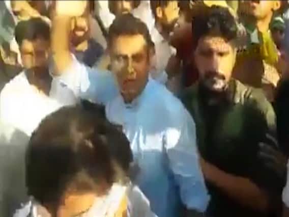 PoK में हो गई इमरान खान की बेइज्जती, लोगों ने लगाए 'गो नियाजी गो' के नारे