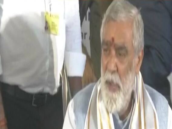 केंद्रीय स्वास्थ्य राज्यमंत्री अश्विनी चौबे का बयान- गोमूत्र से बनाई जा रही हैं कैंसर की दवाएं, JDU ने उठाए सवाल