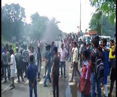 পুলিশের মদতে এলাকায় যুবকের দাদাগিরি, প্রতিবাদে নিমতায় কল্যাণী রোড অবরোধ, পুলিশের লাঠিচার্জ