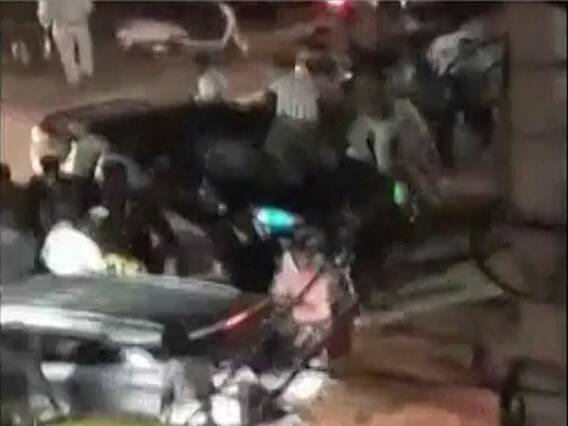 दिल्ली के मॉडल टाउन इलाके में भयंकर सड़क हादसा, तेज रफ्तार कार ने कई लोगों को कुचला