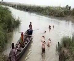 Reporter Stories: দেড় বছর আগে বন্যায় ভেসে যায় কুশমি খালের উপর কাঠের সেতু, আর সেই সেতু তৈরি না হওয়ায় অসুবিধায় সাধারণ মানুষ