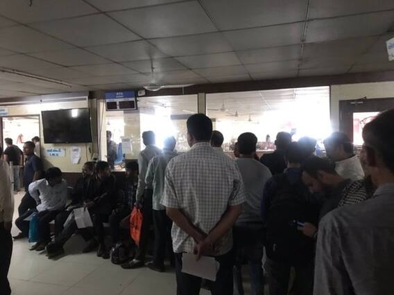 સુરતઃ લાઇટને અભાવે RTO ખાતે લોકોને હાલાકી, ચાર કલાકથી લોકો ઊભા છે લાઈનમાં, જુઓ વીડિયો