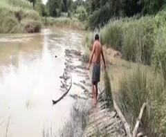 পশ্চিম মেদিনীপুরে বন্যার জলে ভেসে গেছে অস্থায়ী সেতু, ১০ কিমি হেঁটে ঘুরপথে যাতায়াত বাসিন্দাদের