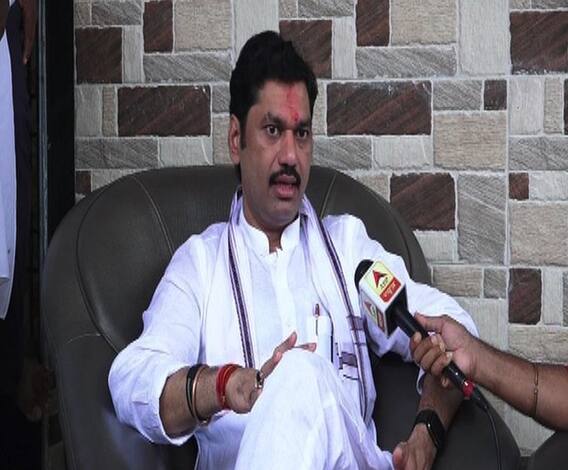 Dhananjay Munde | उमेदवारी जाहीर झाल्यानंतर पक्ष सोडून जाणे पक्षाचा अपमान, नमिता मुंदडांना धनंजय मुंडेंचा टोला | ABP Majha