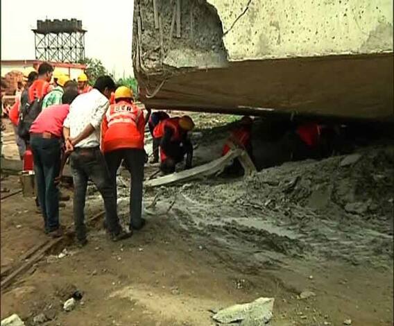 শালিমার স্টেশনে নির্মীয়মান শেড ভেঙে মৃত ১, আহত ৩, স্টেশন ম্যানেজারকে ঘিরে বিক্ষোভ