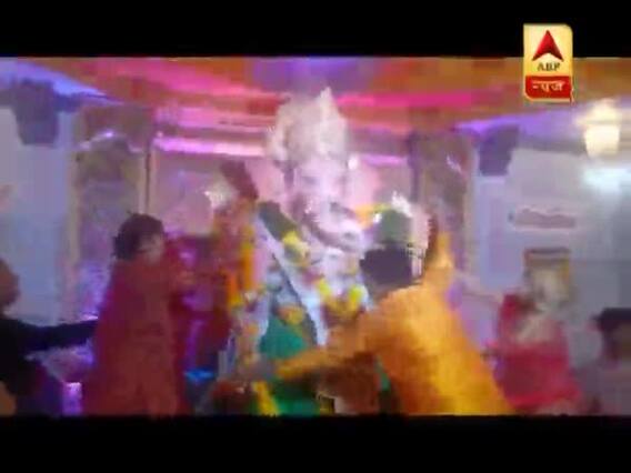 बप्पा के दर्शन करने अंधेरीचा राजा के दरबार पहुंचीं सोनम कपूर, पूजा के बाद मूषक के कान में बोल कर मांगी मन्नत