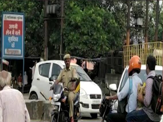इन पुलिसकर्मियों के कौन काटेगा चालान? खुलेआम तोड़ रहे ट्रैफिक नियम