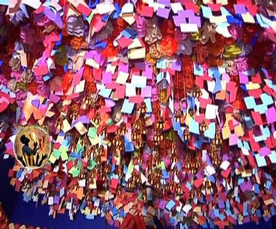 রং-বেরঙের কাগজের চিরকুট দিয়ে সেজে উঠছে পূর্ব কলকাতা সর্বজনীনের পুজোমণ্ডপ