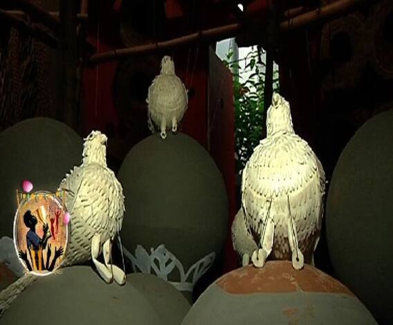 আদিবাসী সংস্কৃতির নানা আঙ্গিকের সঙ্গে আধুনিক শহরের দৃশ্যের মিলমিশ হিন্দুস্তান ক্লাবের পুজোয়