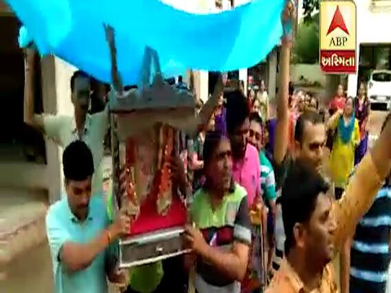 વરસાદ વચ્ચે પણ ગાંધીનગરની શુકન વિલાસ સોસાયટીમાં આ રીતે કરાઈ માતાજીની સ્થાપના, જુઓ વીડિયો