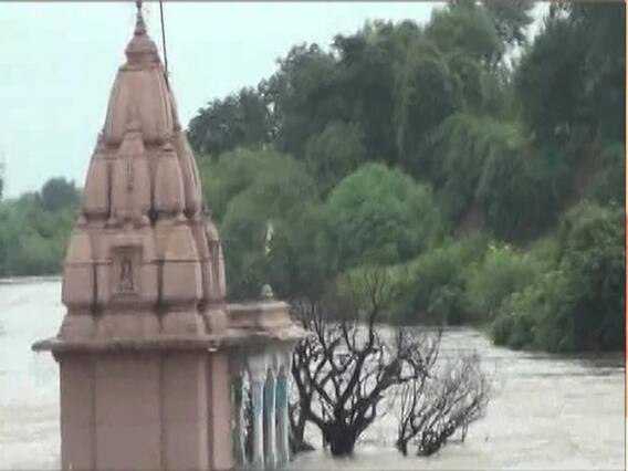 MP में बाढ-बारिश ने मचाई तबाही, घर-दुकान-स्कूल सब हुए जलमग्न, राहत और बचाव कार्य जारी 