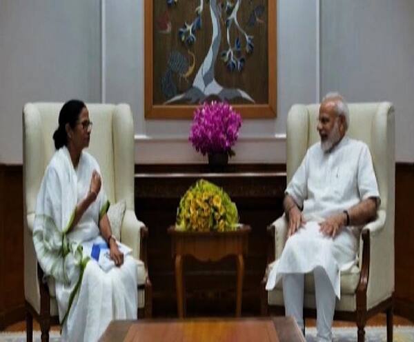 মমতা-মোদি বৈঠক: প্রধানমন্ত্রীর বাসভবনে বাংলার মিষ্টি, বিরোধীদের প্রশ্ন, তাহলে লোকসভা ভোটের সময় মিষ্টি নিয়ে মোদি আর মমতার কটাক্ষের লড়াই কি স্রেফ দেখনদারি? Mamata and Modi war of words regarding sweets during LS Poll campaign মমতা-মোদি বৈঠক: প্রধানমন্ত্রীর বাসভবনে বাংলার মিষ্টি, বিরোধীদের প্রশ্ন, তাহলে লোকসভা ভোটের সময় মিষ্টি নিয়ে মোদি আর মমতার কটাক্ষের লড়াই কি স্রেফ দেখনদারি?