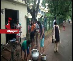 নিম্নমানের খাবার দেওয়ার অভিযোগে বিশ্বভারতীতে বিক্ষোভ,প্রতিমা ও আনন্দ সদন হস্টেলের বাইরে রাস্তার মধ্যে খাবার রেখে প্রতিবাদে সামিল ছাত্রীরা