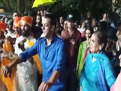 ढोल की थाप पर जमकर नाचे सलमान खान, फैमिली के साथ मना रहे हैं गणेशोत्सव । देखिए वीडियो