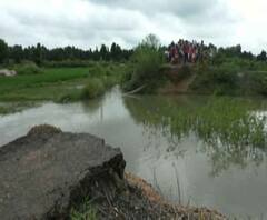 Reporter Stories: বাঁকুড়ায় গন্ধেশ্বরী নদীর প্লাবনে বিচ্ছিন্ন যোগাযোগের রাস্তা, মেরামত নিয়ে শাসক-বিরোধী তরজা