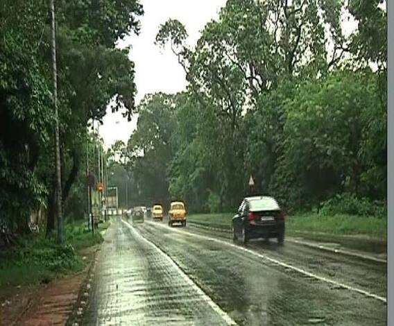 ঘূর্ণাবর্তের জেরে সক্রিয় মৌসুমী বায়ু, পুজোর ঠিক আগে রাজ্যে বৃষ্টি-দুর্ভোগ