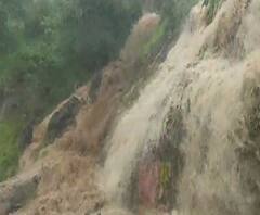 Nashik Heavy Rain | नाशिकमध्ये मुसळधार पावसाने सप्तश्रृंगी गडाला पाझर, धबधब्याची नयनरम्य दृश्यं | ABP Majha 