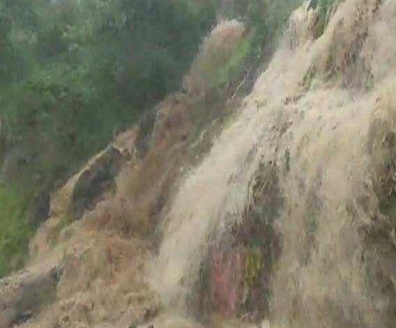 Nashik Heavy Rain | नाशिकमध्ये मुसळधार पावसाने सप्तश्रृंगी गडाला पाझर, धबधब्याची नयनरम्य दृश्यं | ABP Majha 