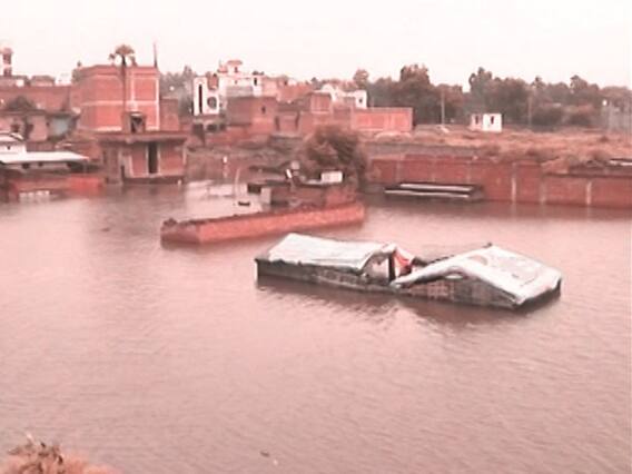 वाराणसी में गंगा खतरे के निशान से ऊपर, अस्सी घाट डूबा, गलियों में घुसा पानी