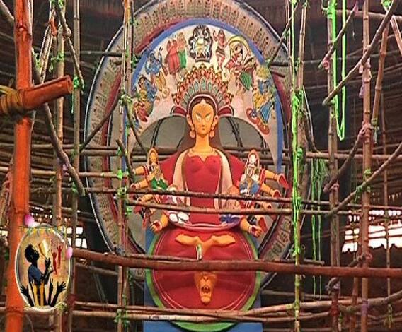 শিল্পী ভবতোষ সুতারের পরিকল্পনায় সেজে উঠছে নাকতলা উদয়ন সঙ্ঘের মণ্ডপ 