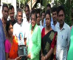 Reporter Stories: রানাঘাটে দিদিকে বলো কর্মসূচিতে স্থানীয়দের রেডিও উপহার তৃণমূল বিধায়কের