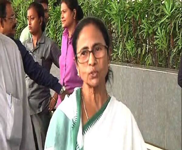 প্রধানমন্ত্রীর কাছে রাজ্যের দাবি জানাতেই যাচ্ছি, বিমানবন্দরে বললেন মুখ্যমন্ত্রী Meeting PM Modi to express state’s problems & requirements: Mamata প্রধানমন্ত্রীর কাছে রাজ্যের দাবি জানাতেই যাচ্ছি, বিমানবন্দরে বললেন মুখ্যমন্ত্রী