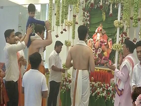 पिता जितेंद्र के साथ एकता कपूर और तुषार कपूर ने की गणपति पूजा, बप्पा की भक्ति में डूबा पूरा परिवार