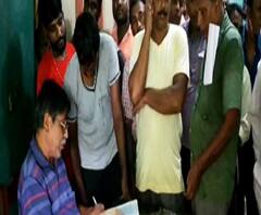 Reporter Stories: কাটোয়ার প্রাথমিক স্বাস্থ্যকেন্দ্রে চিকিৎসক নেই দশ বছর, ফার্মাসিস্টই চিকিৎসক, চতুর্থ শ্রেণির কর্মী এখানে ফার্মাসিস্ট!