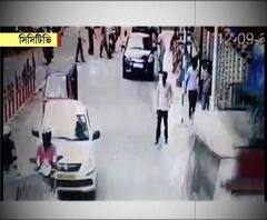  দুর্গাপুর পুরসভার সামনে দাঁড়িয়ে থাকা গাড়িতে চুরি, ভাঙা হয় গাড়ির কাচও, সিসিটিভি ক্যামেরায় ধরা পড়ল চুরির ছবি 