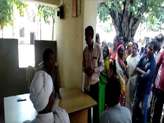 घंटी बजाओ की खबर का असर: मासूम बच्चे को बाबा बना अंधविश्वास का खेल खेलने वालों की दुकान हुई बंद