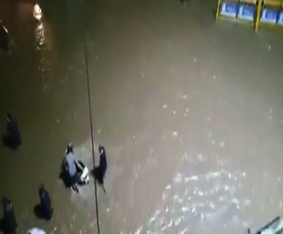 Pune Floods | पावसाच्या पाण्यात बोटीसारखी वाहनं वाहून जाताना.. | पुणे | ABP Majha 