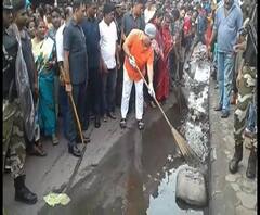 কাঁকিনাড়া বাজারে সাফাই অভিযান অর্জুনের, পুলিশের বিরুদ্ধে পুরসভার গেট আটকে রাখার অভিযোগ 