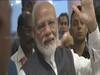 प्रधानमंत्री नरेंद्र मोदी ने वैज्ञानिकों का बढ़ाया हौसला, ISRO में मौजूद बच्चों से की मुलाकात