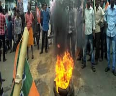 জেলা সভাপতি সহ দলীয় কর্মীদের মুক্তির দাবিতে ময়ূরেশ্বরে রাজ্য সড়ক অবরোধ বিজেপির