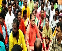 নানুরের নেতা স্বরূপ গড়াই খুনের প্রতিবাদে সিউড়িতে লাগাতার ধর্না-অবরোধ বিজেপির