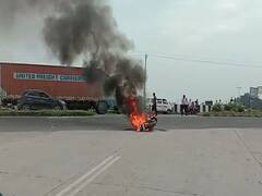 હાલોલ-કંજરી બાયપાસ પર અચાનક લાગી બાઈકમાં આગ, જુઓ વીડિયો