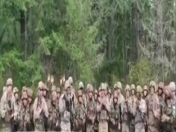 असम रेजिमेंट के मार्चिंग सॉन्‍ग 'बदलूराम का बदन' गाने पर जमकर झूमे अमेरिकी सिपाही, देखें वीडियो