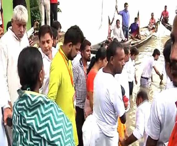 মহালয়ার সকাল থেকে তর্পণ-তরজায় তপ্ত রাজ্য রাজনীতি