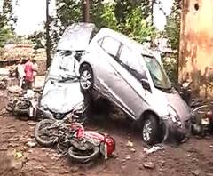 Pune Heavy Rain | वीजेचा मीटरबॉक्स कोसळल्यानेही वाहनांचं नुकसान, पुरातही शेकडो वाहनं बोटीसारखी वाहून गेली | ABP Majha 