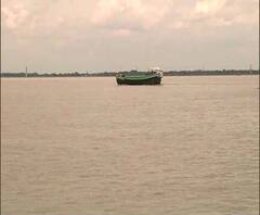  রূপনারায়ণে নৌকাডুবি: ১৫-১৬ জনকে উদ্ধার করা সম্ভব হলেও, এখনও নিখোঁজ বেশ কয়েকজন 