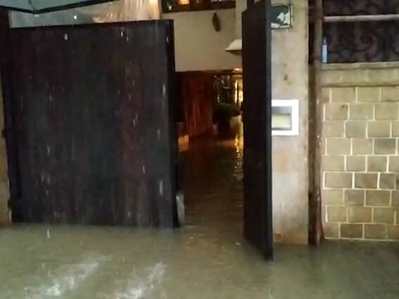 Mumbai Rain: जुहू में अनिल कपूर के घर के अंदर घुसा पानी, देखें वीडियो