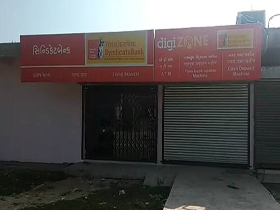 મહેસાણાઃ ઉંઝાના દહેજ ગામે લૂંટારુ આખું એટીએમ ઉઠાવી ગયા, જુઓ વીડિયો