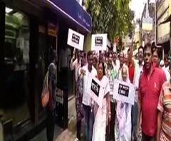 Reporter Stories: ব্যাঙ্কের সুদ কমানোর কেন্দ্রীয় নীতির প্রতিবাদে শ্যাওড়াফুলির রাষ্ট্রায়ত্ব ব্যাঙ্কের সামনে তৃণমূল কংগ্রেসের বিক্ষোভ