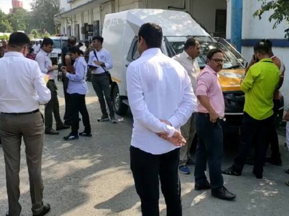 સુરતમાં એસબીઆઇ બેન્કની બહારથી લૂંટારુઓ 20 લાખની લૂંટ ચલાવી ફરાર, જુઓ વીડિયો