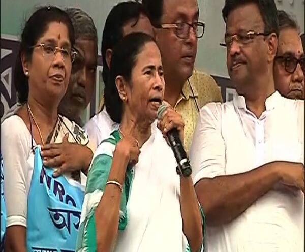 Centre put CBI behind all oppn parties except CPM: Mamata ‘সবাই নাকি চোর, সবার বিরুদ্ধে সিবিআই লাগাচ্ছে, সিপিএম ছাড়া কাউকে ছাড়েনি’, বিজেপিকে আক্রমণ মমতার