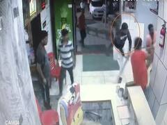 મહેસાણાઃ સહજાનંદ હોટલમાં પિતા-પુત્રને અસામાજિકતત્વોએ માર્યો માર, સામે આવ્યા સીસીટીવી