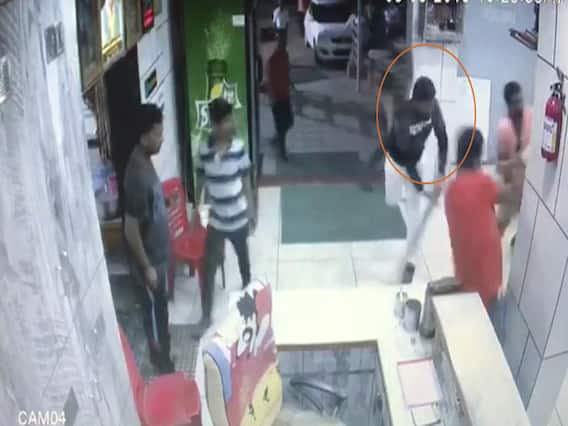 મહેસાણાઃ સહજાનંદ હોટલમાં પિતા-પુત્રને અસામાજિકતત્વોએ માર્યો માર, સામે આવ્યા સીસીટીવી